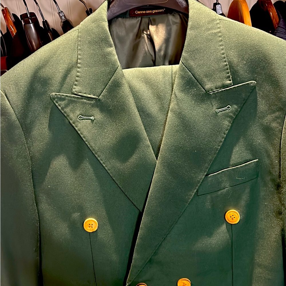 Double breasted suit very nice worn only a few times nice suit just don’t wear